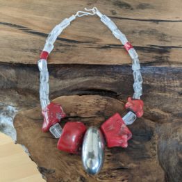 Kette mit Bergkristall, Koralle und Silber