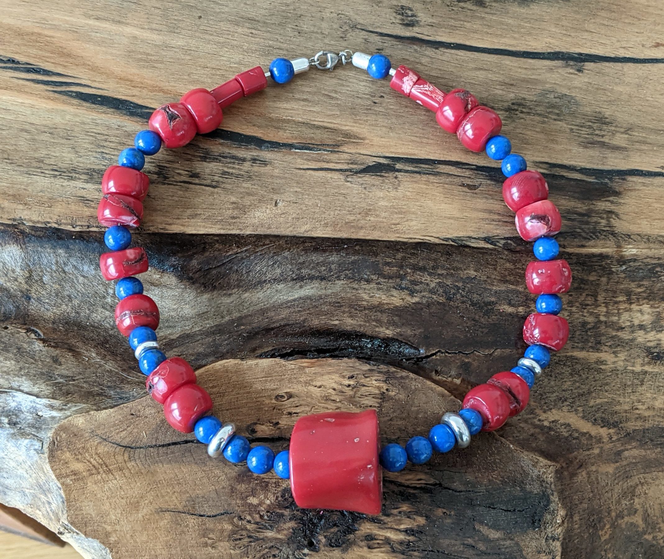 Kette aus Koralle, Lapislazuli und Silber